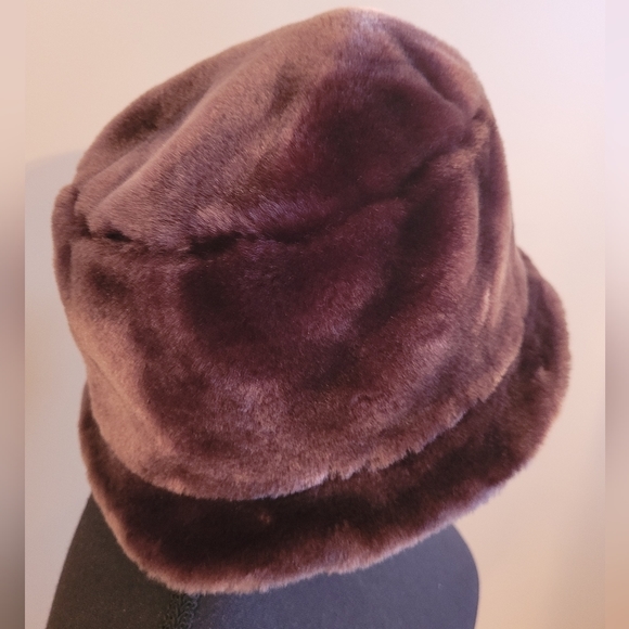 ๐HOST PICK๐ F.L.A.G. ACCESSORIES Faux Fur Bucket Hat - Picture 4 of 8